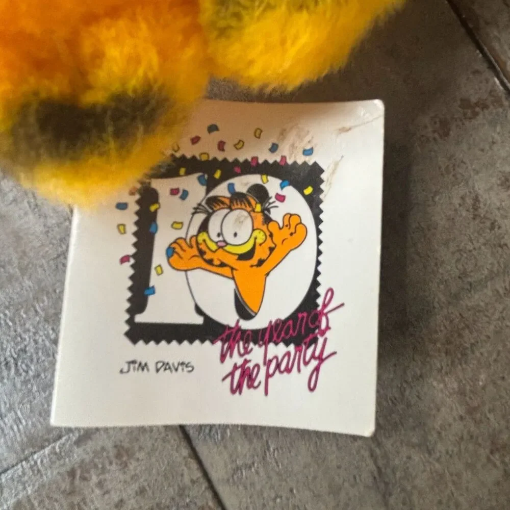 NWT Vintage Dakin Garfield 1988 Plush Stuffed Animal Born to Party Red T-SHIRT